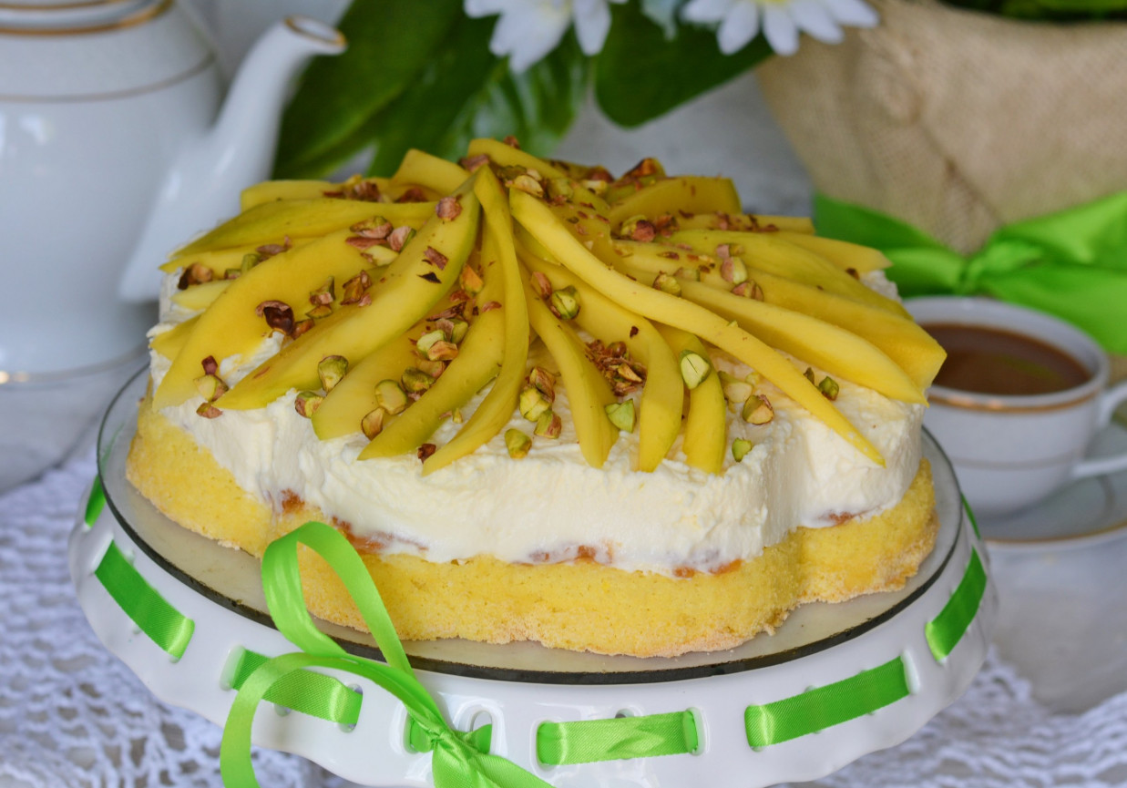 Śmietanowy torcik z mango i chrupiącymi pistacjami foto