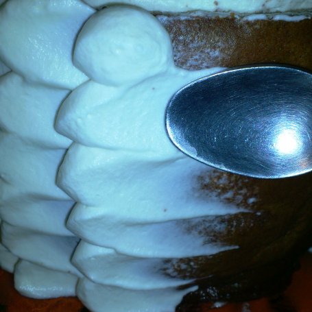 Krok 3 - Śmietanowy tort z musem malinowym w pionowe pasy. foto