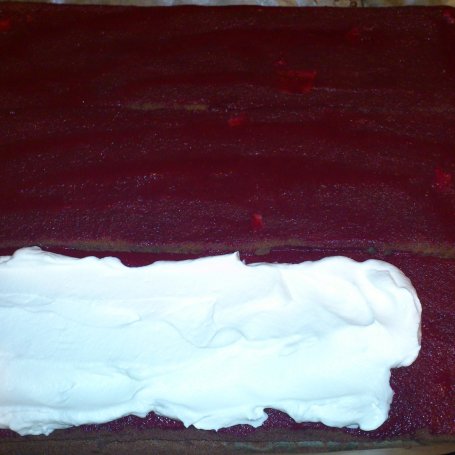 Krok 2 - Śmietanowy tort z musem malinowym w pionowe pasy. foto