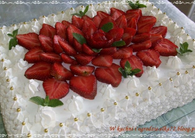 Fotografia przedstawiająca Śmietanowy tort z truskawkami