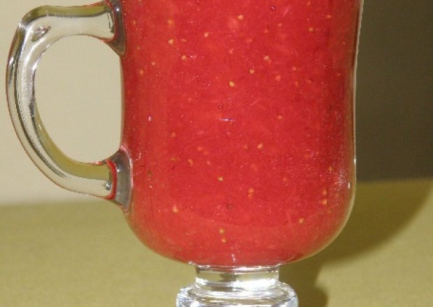 Fotografia przedstawiająca Smoothie truskawkowe z limoncello