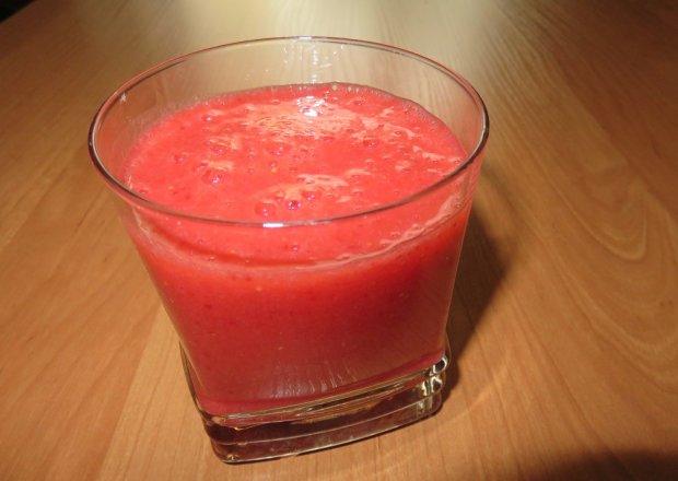 Fotografia przedstawiająca smoothie truskawkowe