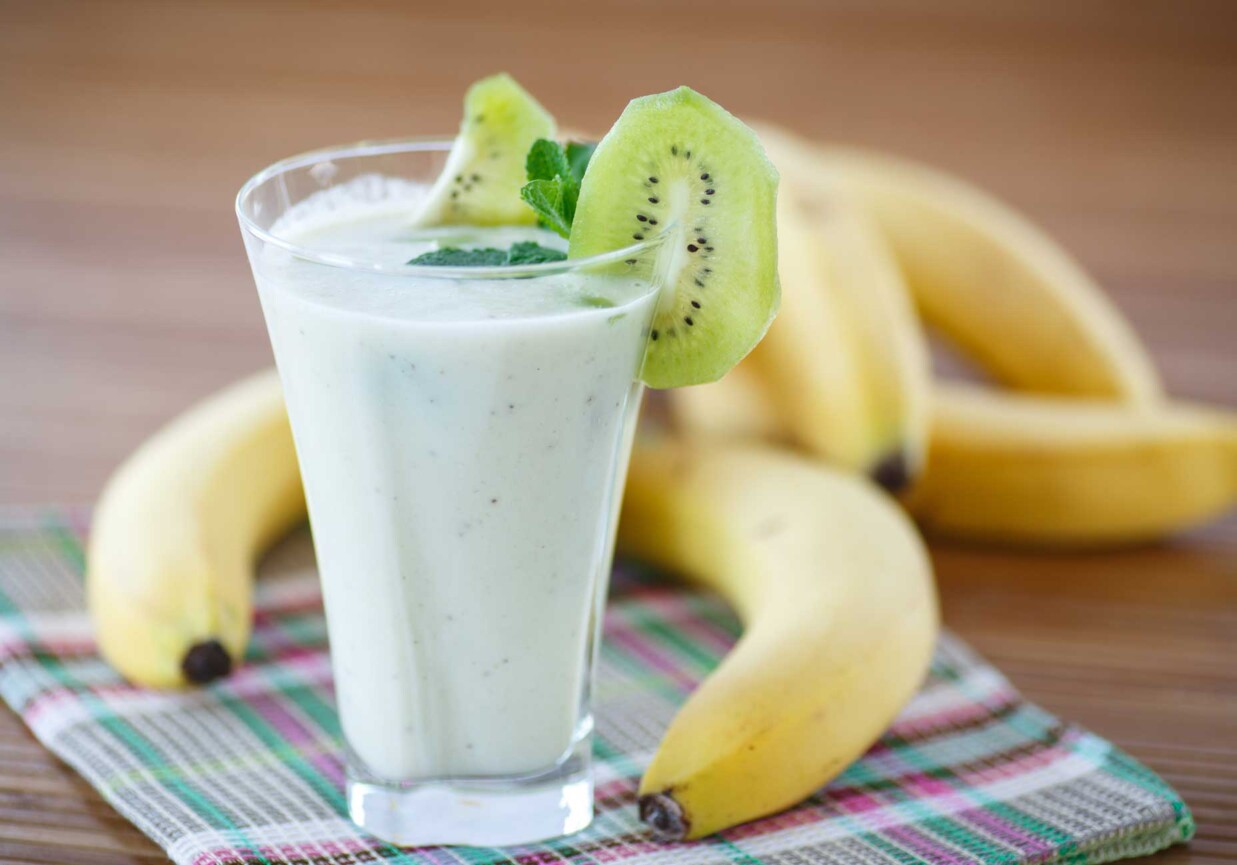 Smoothie z bananami i kiwi foto