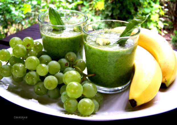 Fotografia przedstawiająca smoothie z brokuła, banana, szpinaku i soku winogronowego