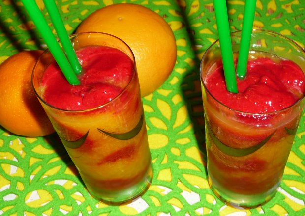 Fotografia przedstawiająca smoothie  z pomarańczy i  malin