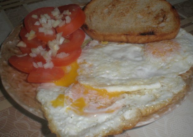 Fotografia przedstawiająca Śniadanie do syta, czyli jajka sadzone