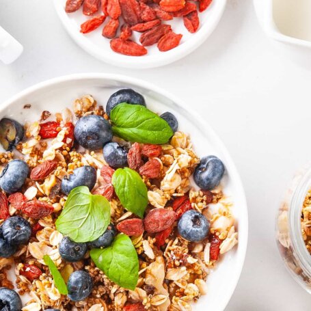 Śniadanie: Granola z komosy ryżowej, płatków owsianych i orzechów z jogurtem, borówkami i jagodami goji