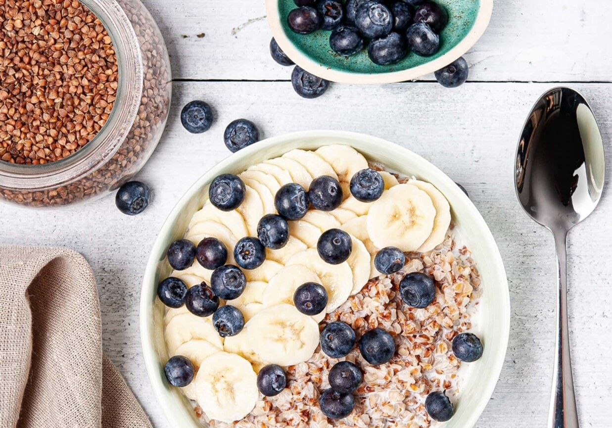 Śniadanie: Gryczanka z bananem i borówkami foto