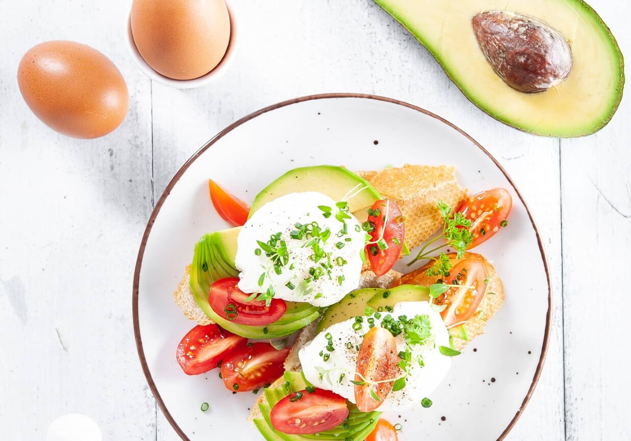 Śniadanie: Grzanki z awokado i jajkiem w koszulce foto