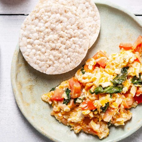 Śniadanie: Jajecznica z łososiem, szpinakiem i pomidorem (bezglutenowa)