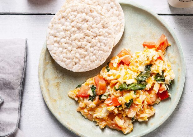 Fotografia przedstawiająca Śniadanie: Jajecznica z łososiem, szpinakiem i pomidorem (bezglutenowa)
