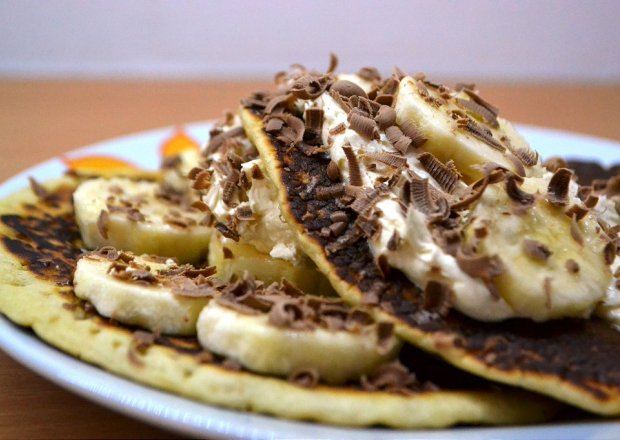 Fotografia przedstawiająca Śniadanie mistrzów - pancakes z bitą śmietaną, bananami i czekoladą