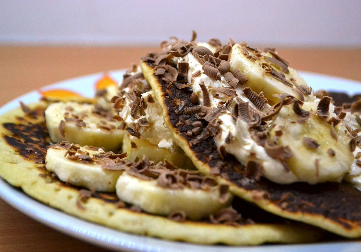 Śniadanie mistrzów - pancakes z bitą śmietaną, bananami i czekoladą foto