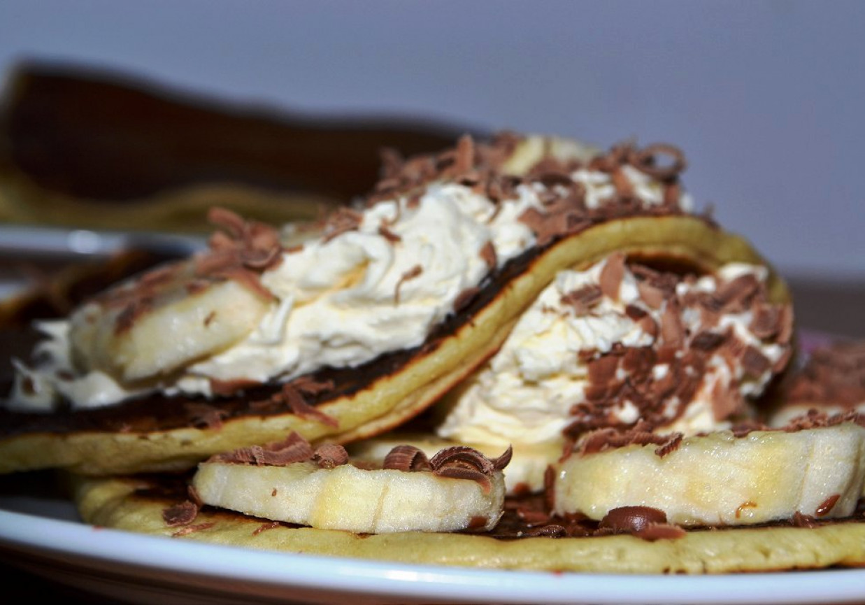 Śniadanie mistrzów - pancakes z bitą śmietaną, bananami i czekoladą foto