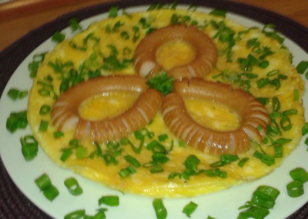 Fotografia przedstawiająca Śniadanie - parówki w jajku sadzonym