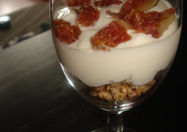 Fotografia przedstawiająca Śniadanie z: Crunchy ,  jogurtem i figą