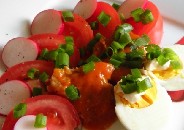 Fotografia przedstawiająca Śniadanie z makrelą w pomidorach