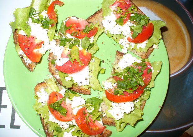 Fotografia przedstawiająca Śniadanie z serem i pomidorami