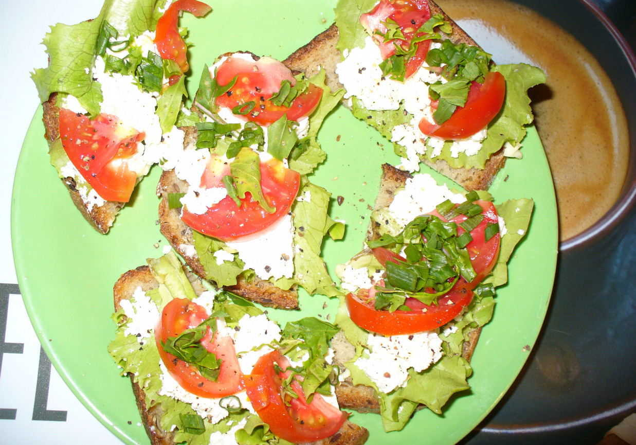 Śniadanie z serem i pomidorami foto