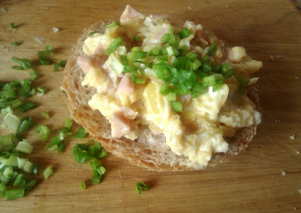 Fotografia przedstawiająca Śniadaniowa jajecznica z parówką i patisonem