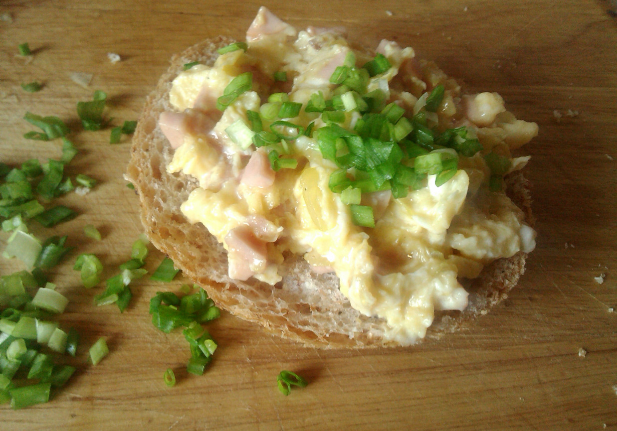 Śniadaniowa jajecznica z parówką i patisonem foto