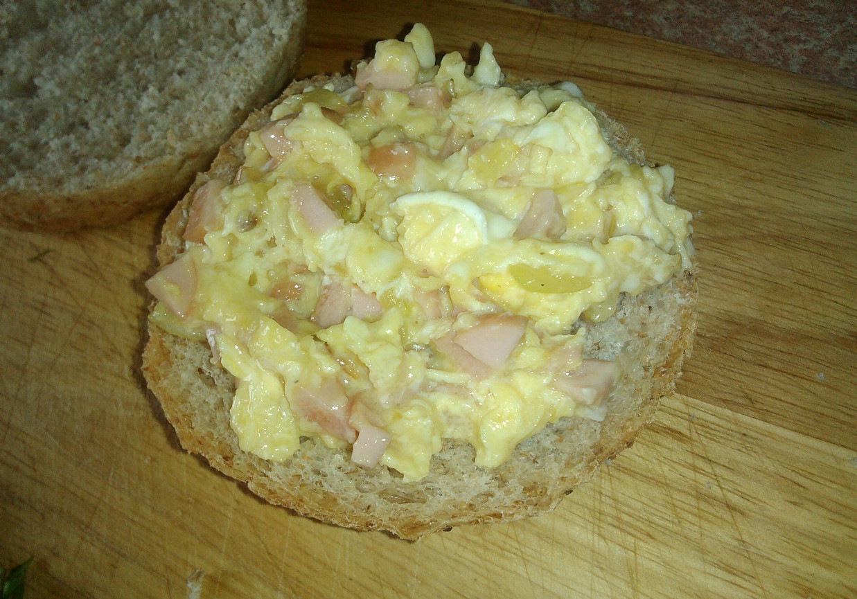 Śniadaniowa jajecznica z parówką i szczypiorkiem  foto