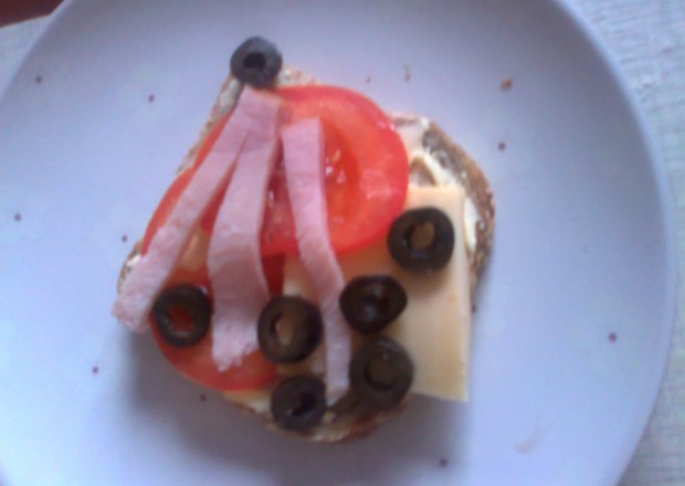 Fotografia przedstawiająca śniadaniowa kanapka Piotra