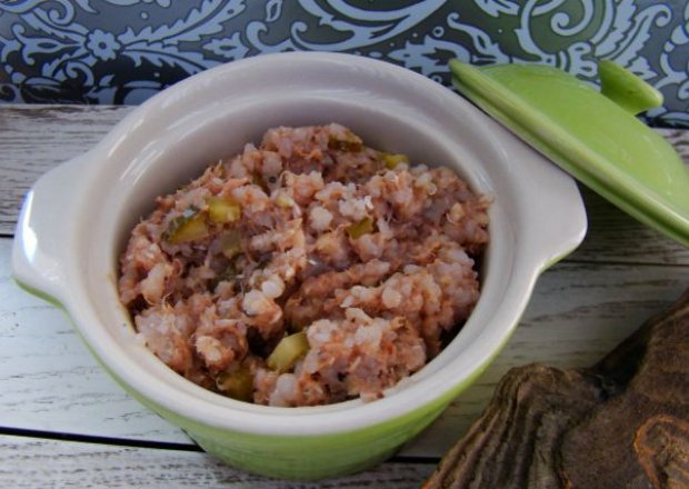 Fotografia przedstawiająca Śniadaniowa pasta z kaszy i tuńczyka w oleju