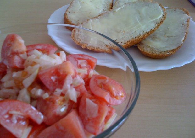 Fotografia przedstawiająca Śniadaniowa sałatka pomidorowa