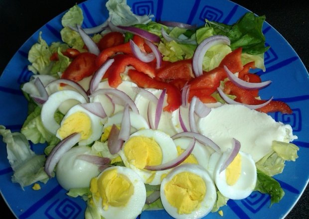 Fotografia przedstawiająca Śniadaniowa sałatka z jajkiem i mozzarellą