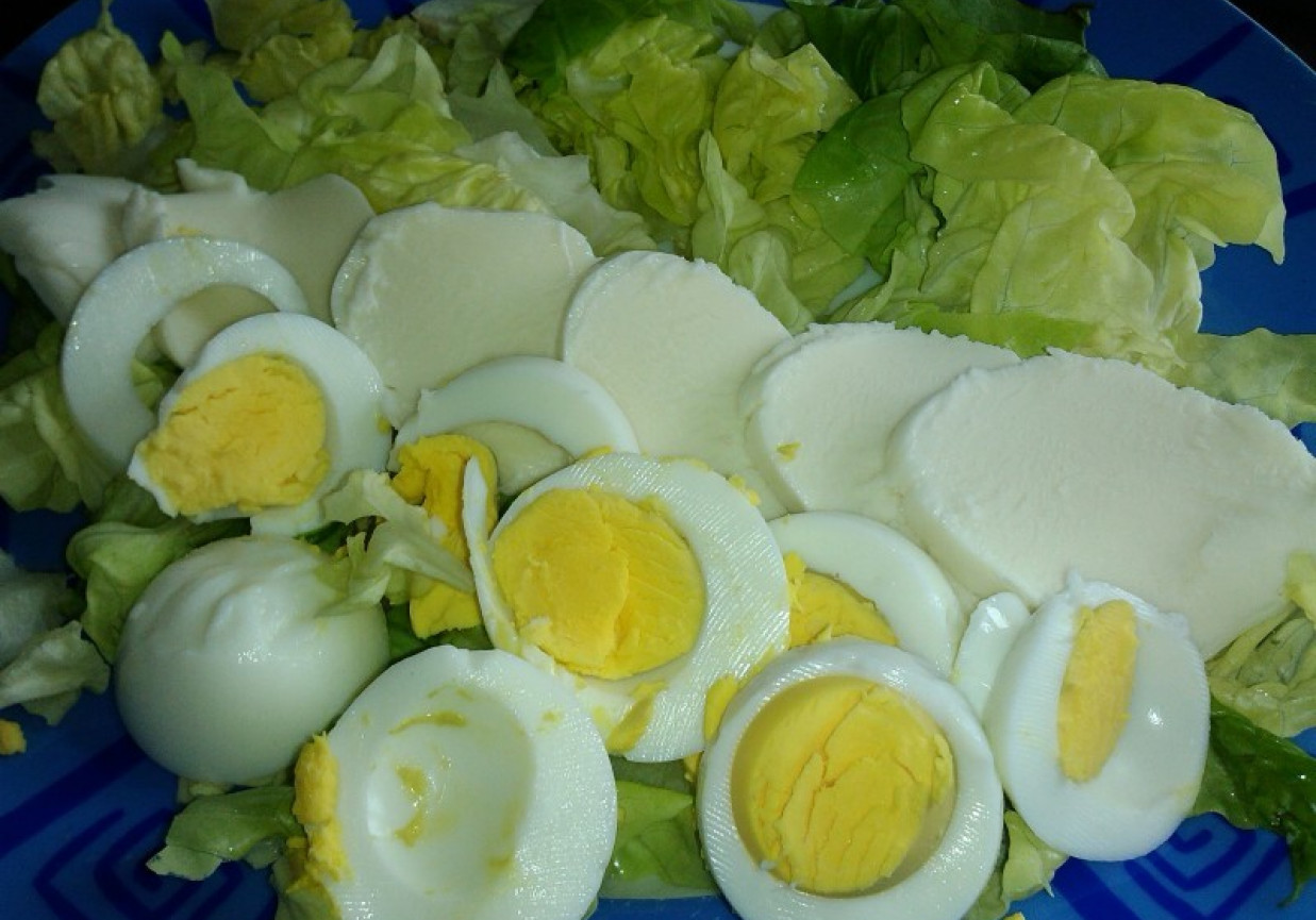 Śniadaniowa sałatka z jajkiem i mozzarellą foto