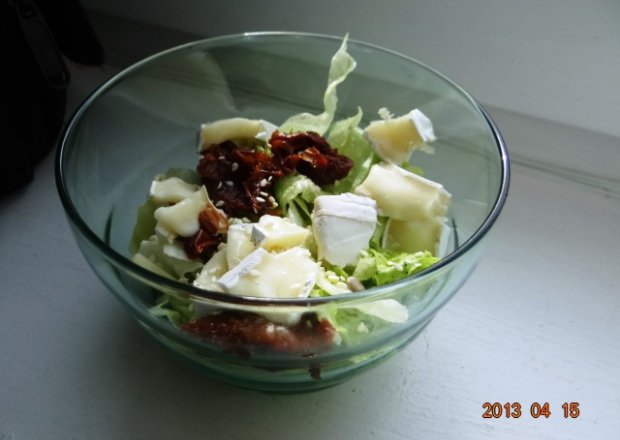 Fotografia przedstawiająca śniadaniowa sałatka z suszonymi pomidorami i camembertem