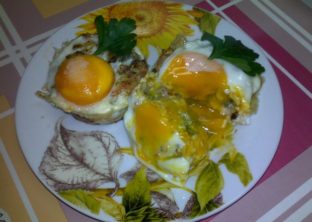 Fotografia przedstawiająca Śniadaniowe babeczki z kurczaka z jajkiem sadzonym - light