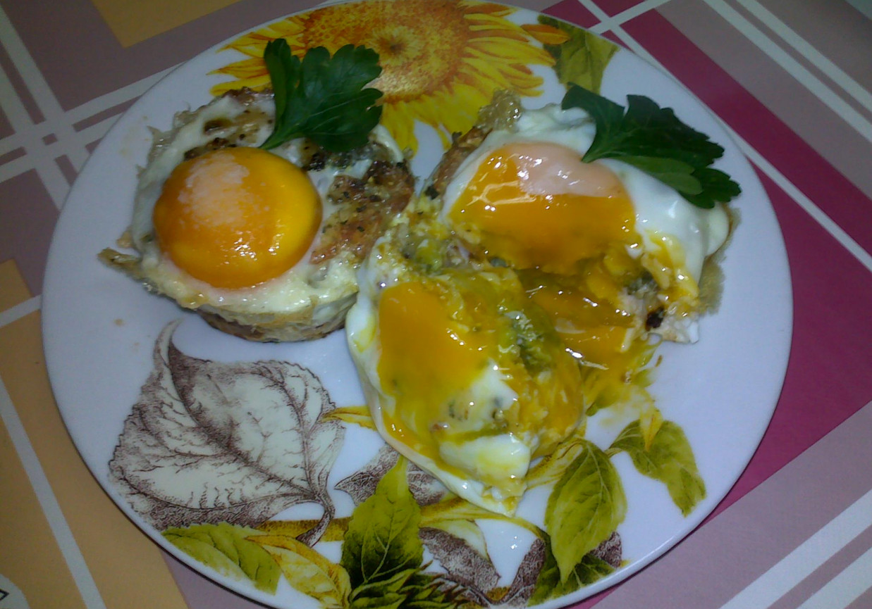Śniadaniowe babeczki z kurczaka z jajkiem sadzonym - light foto
