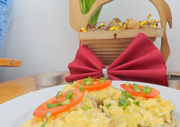 Fotografia przedstawiająca Śniadaniowe bułki żytnie z jajecznicą