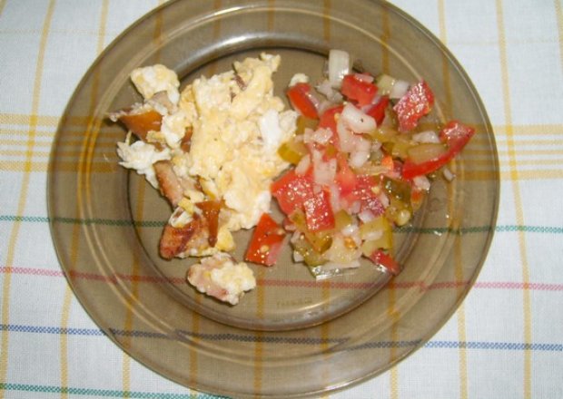 Fotografia przedstawiająca śniadaniowe jajka i pomidory