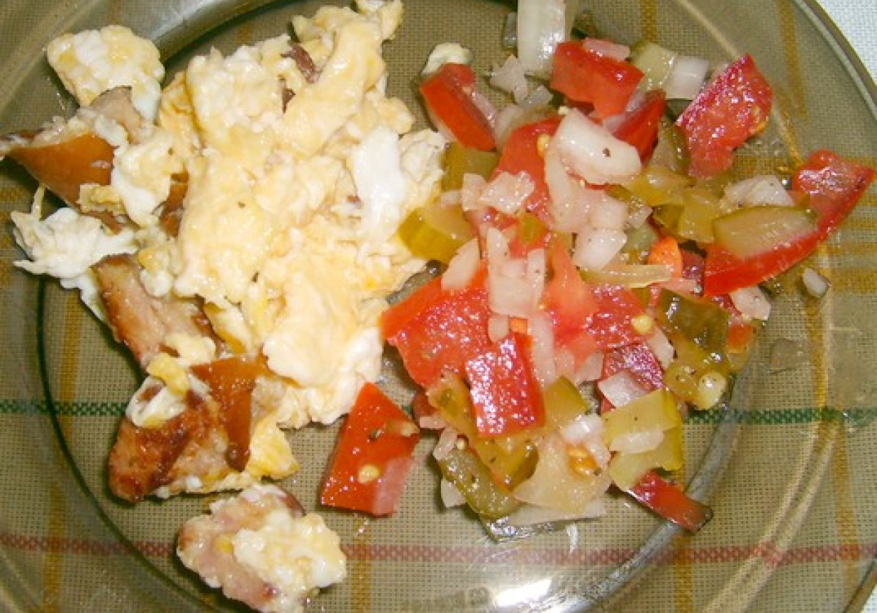 śniadaniowe jajka i pomidory foto