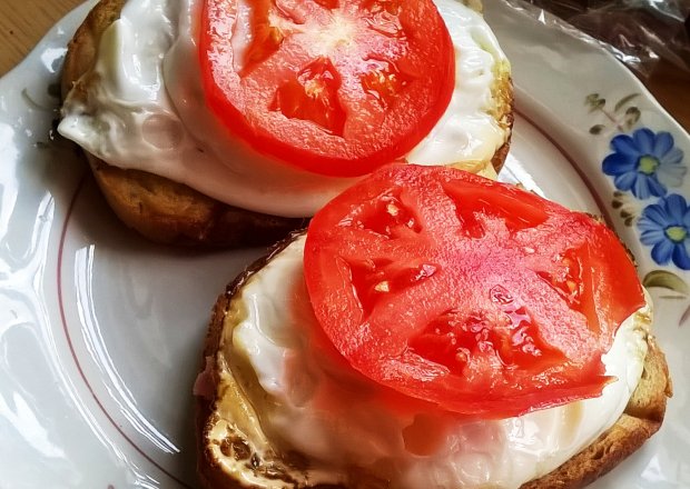 Fotografia przedstawiająca śniadaniowe kanapki z sadzonym jajem