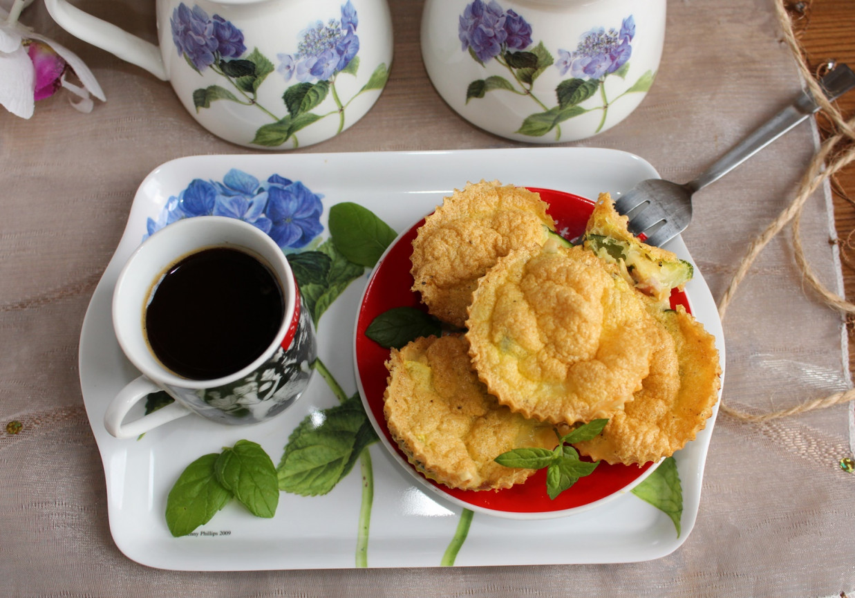 Śniadaniowe mini muffinki jajeczne z cukinią, szynką i żółtym serem foto