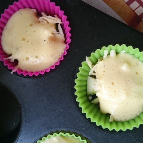 Krok 3 - Śniadaniowe mini muffinki jajeczne z cukinią, szynką i żółtym serem foto