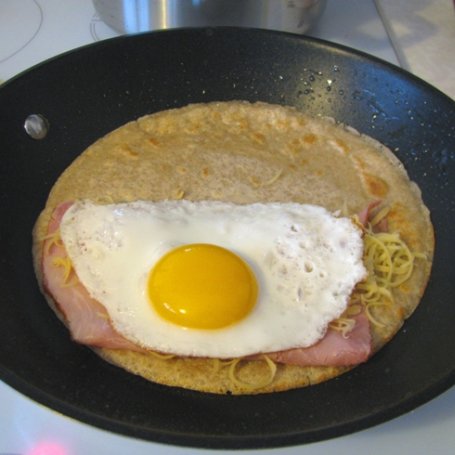 Krok 2 - Śniadaniowe naleśniki z jajkiem foto