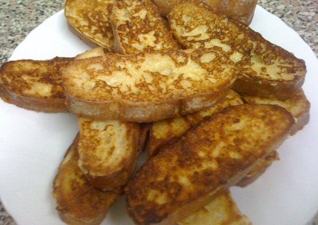 Fotografia przedstawiająca Śniadaniowe tosty francuskie