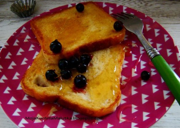 Fotografia przedstawiająca Śniadaniowe tosty z czarną porzeczką