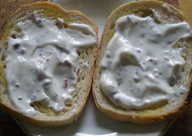 Fotografia przedstawiająca śniadaniowe tosty z serkiem stracciattela