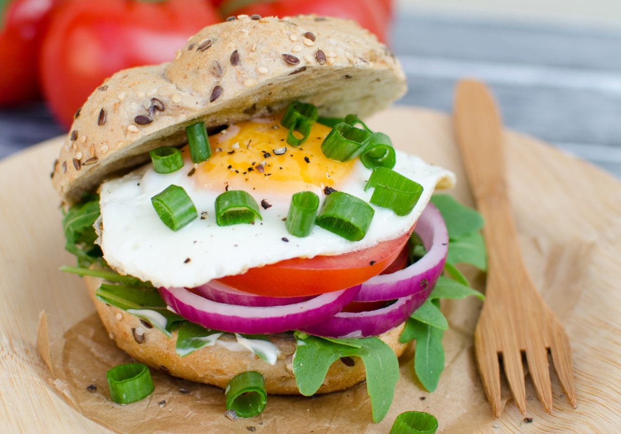 Śniadaniowy "burger" z jajkiem sadzonym foto