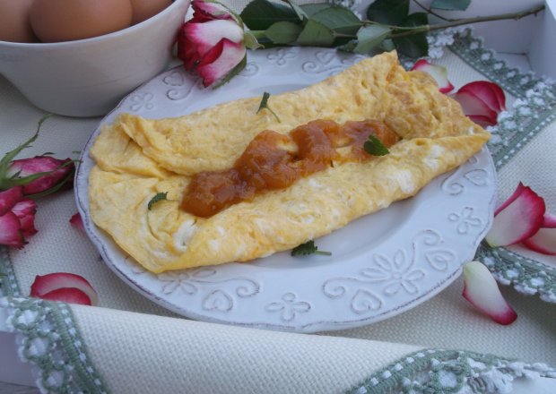 Fotografia przedstawiająca Śniadaniowy omlet z dżemem.