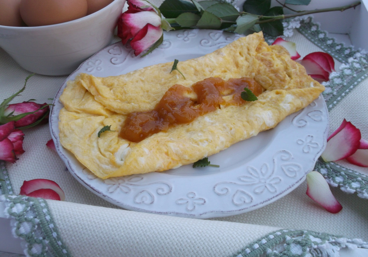 Śniadaniowy omlet z dżemem. foto