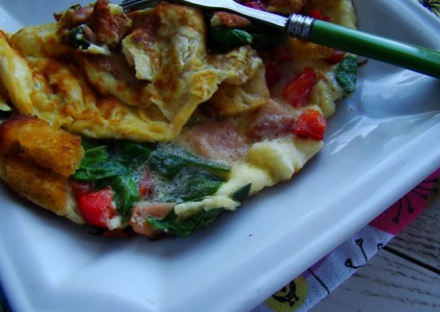Fotografia przedstawiająca Śniadaniowy omlet z grzankami i warzywami