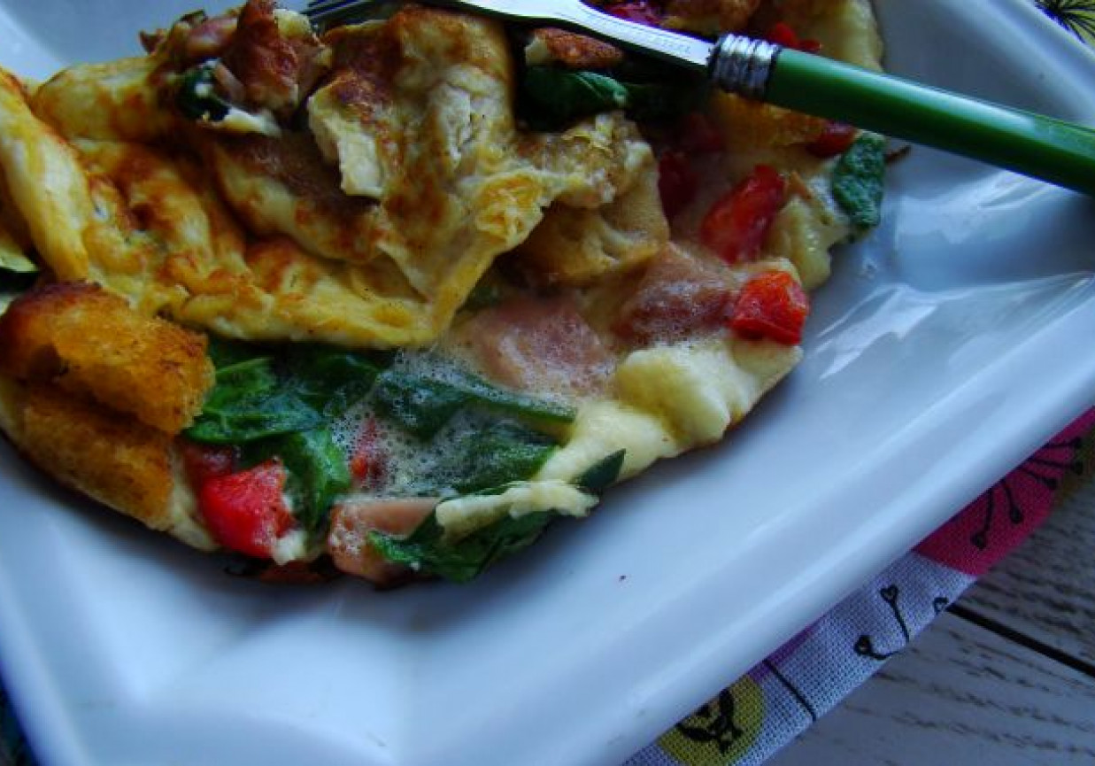 Śniadaniowy omlet z grzankami i warzywami foto