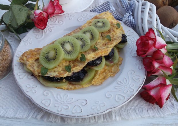 Fotografia przedstawiająca Śniadaniowy omlet z kiwi i dżemem.